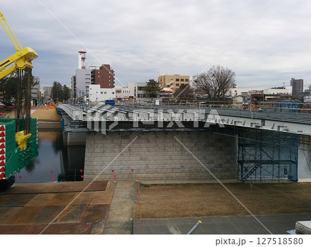 Bridge construction site with crane / 新設される橋梁の建設風景 127518580