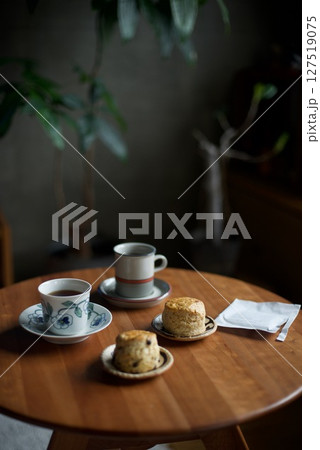 ドリップパックで淹れたコーヒーとおやつのスコーン 127519075