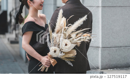 デート,街を歩く黒いドレス姿の男女,カップル,新郎新婦(ドレス) 127519117