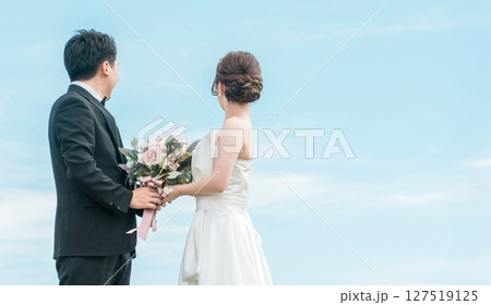 空バックの新郎新婦（ウェディング・結婚式・ブライダル・ロケーションフォト・ 127519125