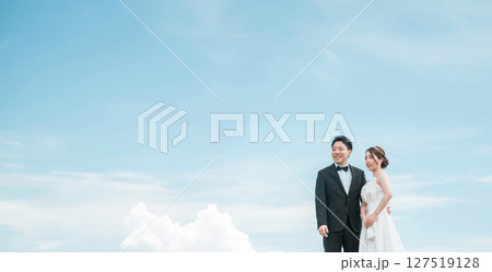 空バックの新郎新婦（ウェディング・結婚式・ブライダル・ロケーションフォト・フォトウェディング） 127519128