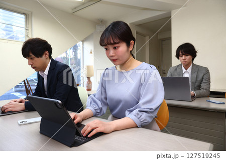 オフィスで仕事中の会社員たち オフィスで仕事中の会社員たち 127519245