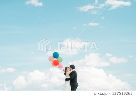 風船を持つ新郎新婦の後ろ姿(ウェディング・結婚式・ブライダル・フォトウェディング) 風船を持つ新郎新婦の後ろ姿(ウェディング・結婚式・ブライダル・フォトウェディング) 127519263