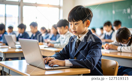 パソコンで授業を受ける男子学生（AI生成画像） 127519315