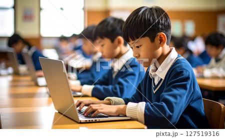 パソコンで授業を受ける男子学生（AI生成画像） 127519316