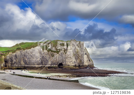 Cliffs in Etretat, France 127519836