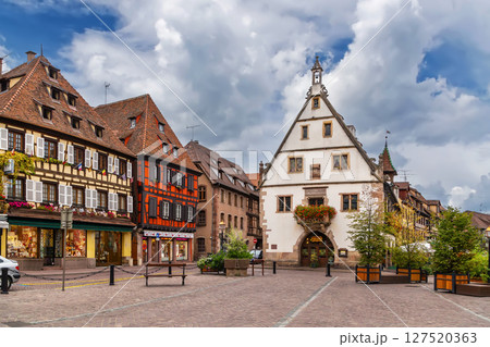 Main square in Obernai, Alsace, France 127520363