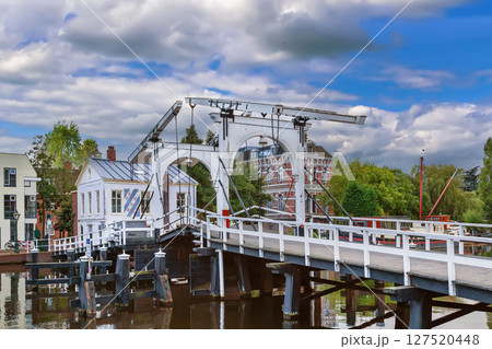 Bridge in Leiden, Netherlands 127520448