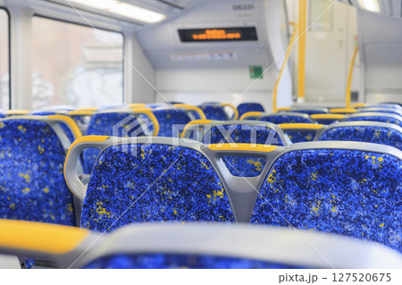 オーストラリア、NSW州の無人電車の席 オーストラリア、NSW州の無人電車の席 127520675
