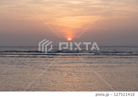 南の島の海で見る日の出 南の島の海で見る日の出 127521418
