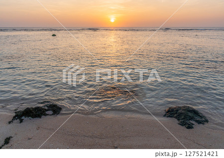 南の島の海で見る日の出 南の島の海で見る日の出 127521421