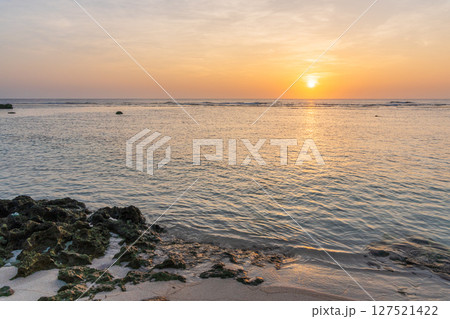 南の島の海で見る日の出 127521422