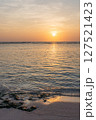 南の島の海で見る日の出 南の島の海で見る日の出 127521423