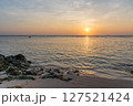 南の島の海で見る日の出 南の島の海で見る日の出 127521424