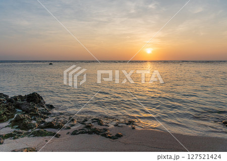 南の島の海で見る日の出 127521424