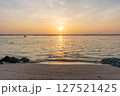 南の島の海で見る日の出 南の島の海で見る日の出 127521425