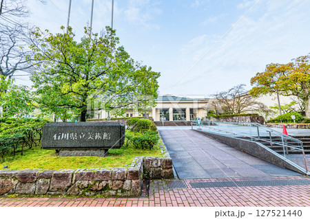石川県金沢市　晴天の石川県立美術館 127521440