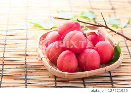 笊に盛り付けた早生スモモ 笊に盛り付けた早生スモモ 127521926