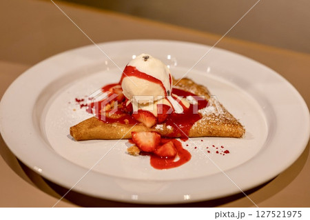苺ソースとバニラアイスのクレープ 127521975