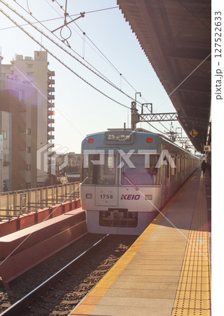 高井戸駅を走る京王線電車 127522633