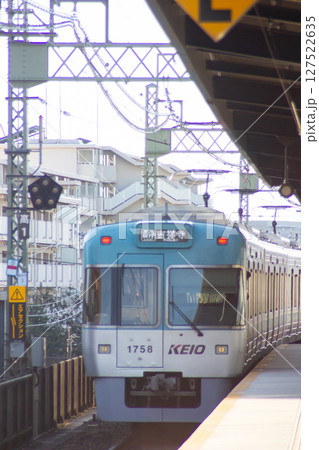 高井戸駅を走る京王線電車 127522635