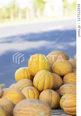 Lots of yellow melons in the bazaar along the route. 127522839
