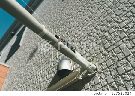 エアコン取り付け工事 配管穴から屋外に配管を出す エアコン取り付け工事 配管穴から屋外に配管を出す 127523024