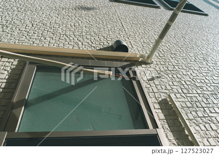 エアコン取り付け工事 配管穴から屋外に配管を出す エアコン取り付け工事 配管穴から屋外に配管を出す 127523027