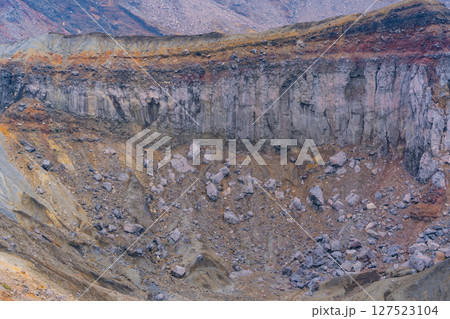 （熊本県）阿蘇山　中岳火口壁のアグルチネート地形 127523104