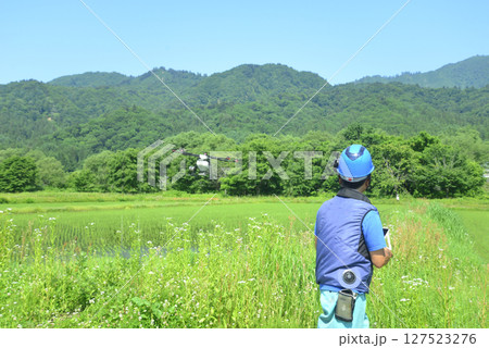 農業用ドローンで農薬散布 127523276