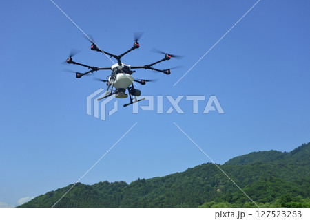 農業用ドローンで農薬散布 127523283