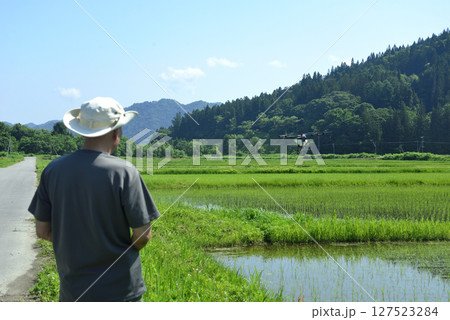 農業用ドローンで農薬散布 農業用ドローンで農薬散布 127523284