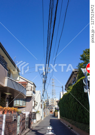 電線と武蔵野の街並み 127523472