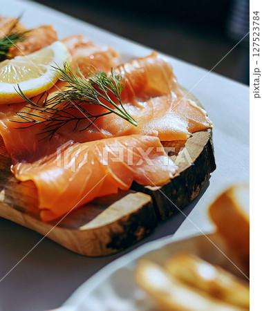 フランス料理の前菜:スモークサーモン フランス料理の前菜:スモークサーモン 127523784