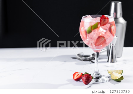 Strawberry gin tonic cocktail 127523789