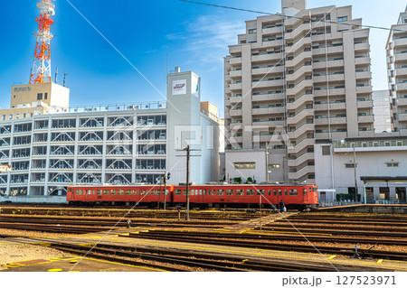 徳島駅を出発したキハ47系普通列車　徳島県徳島市 127523971