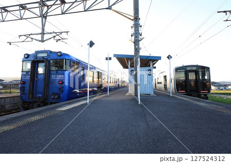 【JR九州】キハ47形3500番台と817系0番台(長崎本線:肥前浜駅) 【JR九州】キハ47形3500番台と817系0番台(長崎本線:肥前浜駅) 127524312
