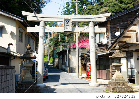 兵庫県香美町香住にある八幡神社の鳥居 兵庫県香美町香住にある八幡神社の鳥居 127524515