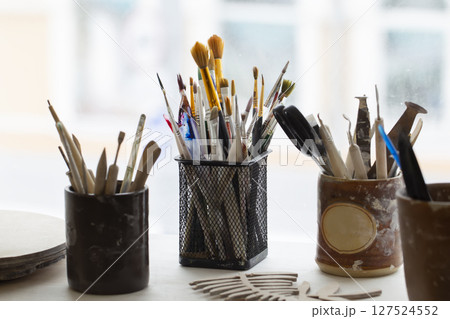 A tool for the artist and sculptor. There are many paint brushes in the box. A tool for the artist and sculptor. There are many paint brushes in the box. 127524552