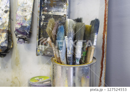 A tool for the artist. There are many paint brushes in the box. 127524553