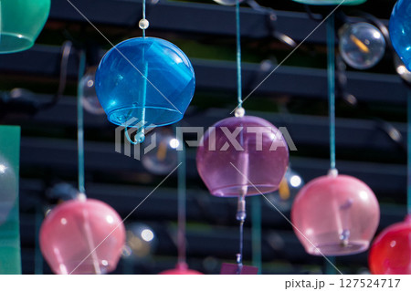 カラフルな風鈴 127524717