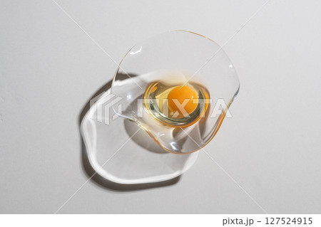 ガラスボウルに入れた卵 127524915
