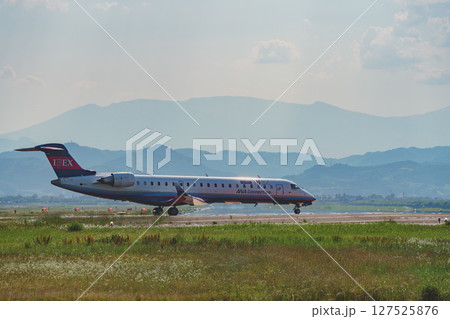 離陸準備の飛行機　仙台空港　宮城県名取市 127525876