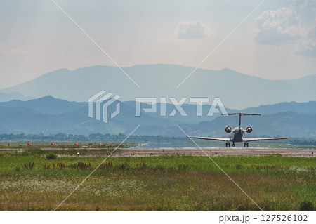 着陸する飛行機　仙台空港　宮城県名取市 127526102