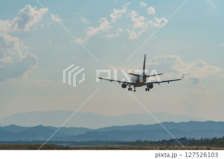 着陸する飛行機　仙台空港　宮城県名取市 127526103