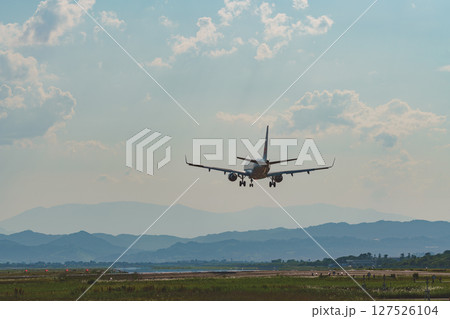 着陸する飛行機　仙台空港　宮城県名取市 127526104