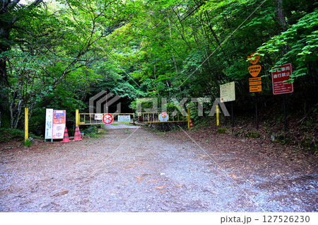 御坂山地　三ツ峠山の登山口　金ヶ窪登山口　林道清八線の起点ゲート 127526230