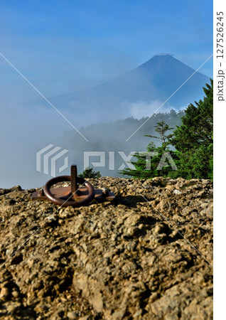 御坂山地の木無山より 岩場の展望台より雲わく夏富士を望む 御坂山地の木無山より 岩場の展望台より雲わく夏富士を望む 127526245