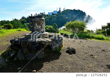 御坂山地の三ツ峠山 展望広場と頂 御坂山地の三ツ峠山 展望広場と頂 127526252
