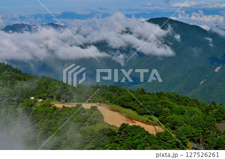 御坂山地の三ツ峠山山頂から　雲間の黒岳の展望 127526261